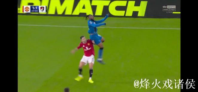 球迷不满裁判放过Semenyo锁喉动作未判红牌