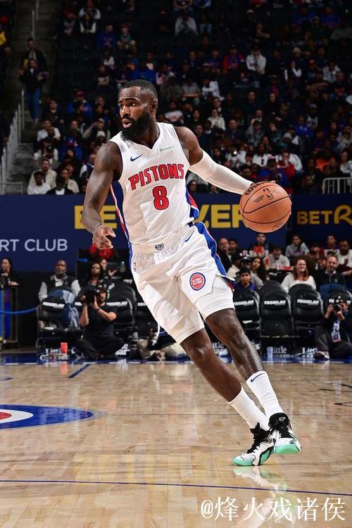 小哈达威全场贡献13分，三分命中2球并送出1篮板2助攻2抢断